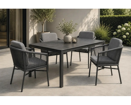 Modernes Gartenmöbel-Set mit einem rechteckigen Tisch und vier Seilgeflecht-Stühlen mit grauen Kissen auf einer hellen Terrasse.