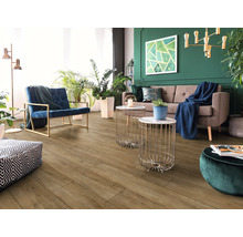 Modernes Wohnzimmer mit Bodenbelag in Holzoptik, braunem Sofa, blauem Sessel, goldenen Beistelltischen und grüner Wand mit Zimmerpflanzen.