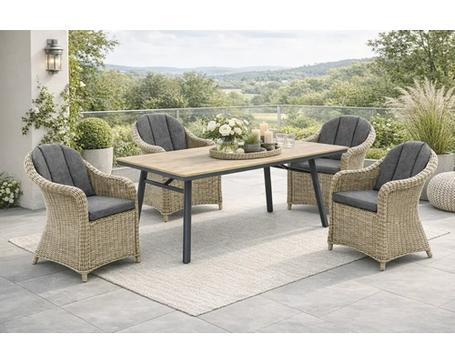 Gartenmöbel-Set bestehend aus einem rechteckigen Tisch mit dunklem Gestell und vier hellen Rattansesseln mit grauen Polstern auf einer Terrasse.