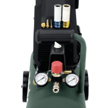 Kompressor mit Bedienpanel, zwei Manometern, Druckregler, Schnellkupplung und Zubehörset mit Steckschlüsseln und Düsen.
