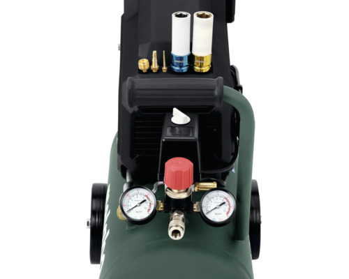 Kompressor mit Bedienpanel, zwei Manometern, Druckregler, Schnellkupplung und Zubehörset mit Steckschlüsseln und Düsen.