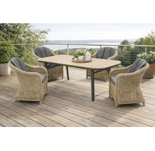 Gartenmöbel-Set bestehend aus einem rechteckigen Esstisch und vier geflochtenen Sesseln mit grauen Polstern auf einer Holzterrasse mit Ausblick.