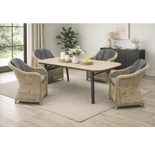 Essgruppe mit rechteckigem Tisch in Holzoptik und vier Rattansesseln mit grauen Polstern in einem hellen, modern eingerichteten Raum.