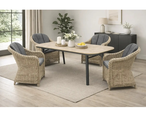 Essgruppe mit rechteckigem Tisch in Holzoptik und vier Rattansesseln mit grauen Polstern in einem hellen, modern eingerichteten Raum.