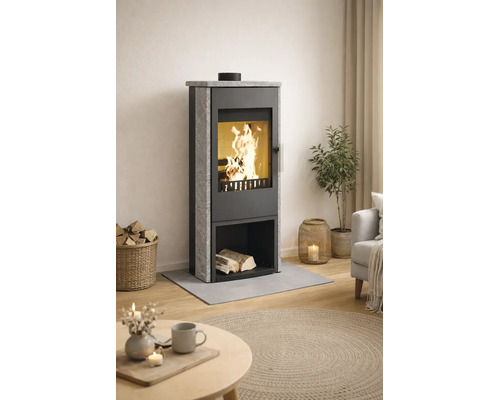Moderner Kaminofen mit Natursteinverkleidung und brennendem Feuer in einem hellen Wohnzimmer mit Holzboden und Dekoration.