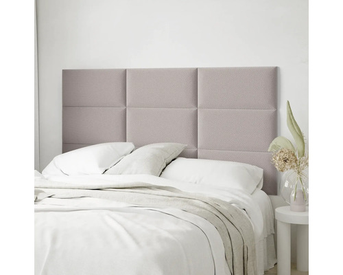 Helles Schlafzimmer mit Bett und gepolsterten Wandpaneelen als Kopfteil, bestehend aus sechs rechteckigen Elementen mit strukturiertem Stoffbezug.