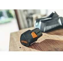 Stihl Lithium-Ionen-Akku AS 2 für das AS-System auf einer Holzoberfläche.