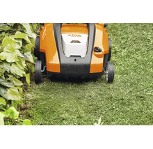 Akku-Vertikutierer STIHL RLA 240 bei der Arbeit auf einer Rasenfläche.