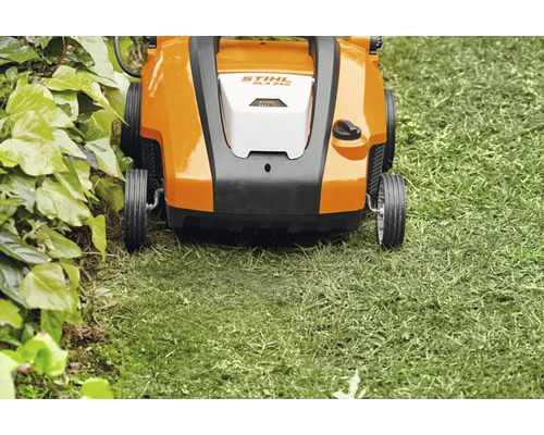 Akku-Vertikutierer STIHL RLA 240 bei der Arbeit auf einer Rasenfläche.