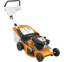 Orange-weißer STIHL Benzin-Rasenmäher mit Grasfangkorb und schwarzem Schiebebügel.