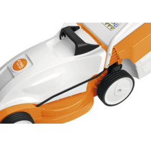 Stihl Elektro-Rasenmäher RME 235 aus Kunststoff mit Rädern und integriertem Tragegriff.