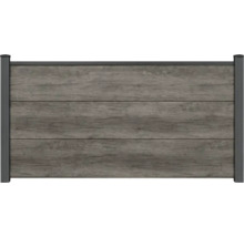 Sichtschutzzaun aus WPC in Holzoptik mit horizontalen Planken und Metallrahmen.