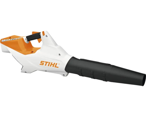 Stihl Laubbläser mit weißem und orangefarbenem Gehäuse sowie schwarzem Düsenrohr.