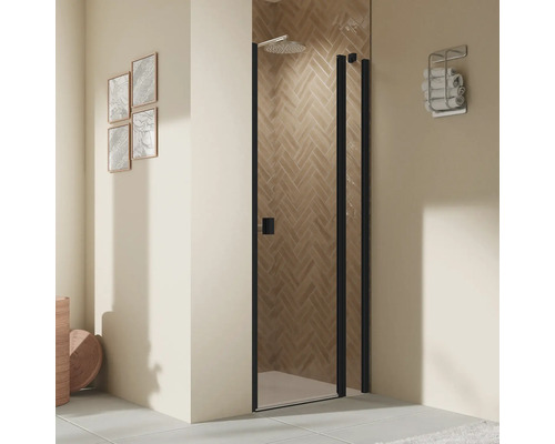 Moderne Dusche mit schwarzem Rahmen und Glastür in hellem Badezimmer mit beigefarbenen Fischgrätfliesen und Handtuchhalter.