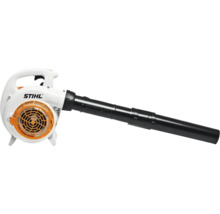 Weißer und oranger STIHL Laubbläser aus Kunststoff mit langem schwarzem Blasrohr und STIHL Logo zur Gartenpflege.