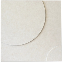 Wandpaneel in Hellbeige mit kreisförmigem 3D-Relief und strukturierter Oberfläche.