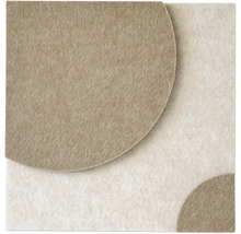 Detail eines Teppichs mit kreisförmigem Muster und filzartiger Textur.