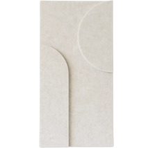 Wandfliese mit Steinoptik und reliefartigem geometrischem Muster aus Bögen.