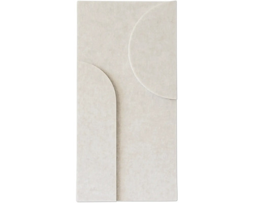 Wandfliese mit Steinoptik und reliefartigem geometrischem Muster aus Bögen.