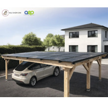 Holz-Carport mit integrierten Solarmodulen auf dem Dach, darunter ein geparktes Auto, vor einem modernen weißen Haus und grünen Bäumen.