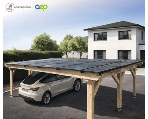 Holz-Carport mit integrierten Solarmodulen auf dem Dach, darunter ein geparktes Auto, vor einem modernen weißen Haus und grünen Bäumen.