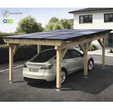 Solarcarport aus Massivholz mit integrierten Solarmodulen auf dem Dach, unter dem ein weißes Elektroauto auf einer Einfahrt parkt.