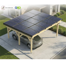 Moderner Holz-Carport mit einem Dach aus zwölf Solarmodulen, darunter ein graues Auto auf einer gepflasterten Auffahrt neben einem Garten.