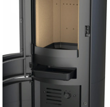 Detailansicht eines Kaminofens mit geöffneter Tür, Brennraum mit heller Auskleidung und ausziehbarer Aschelade.