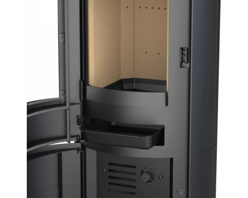 Detailansicht eines Kaminofens mit geöffneter Tür, Brennraum mit heller Auskleidung und ausziehbarer Aschelade.