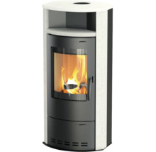 Moderner Kaminofen mit Steinverkleidung, Warmhaltefach und großer Sichtscheibe mit brennendem Feuer.