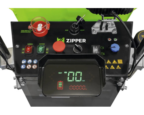 Zipper Logo auf dem Bedienpult eines Elektro-Dampers mit Digitalanzeige, Notaus-Schalter sowie Schaltern zum Heben und Kippen.