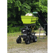 Zipper Elektro-Minidumper mit Scherenhub-Funktion und beladener Mulde neben einem Förderband im Außenbereich.