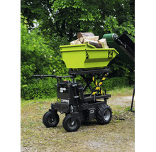 Zipper elektrischer Minidumper mit Scherenlift-Funktion, beladen mit Brennholz, im Außenbereich neben einem Förderband.