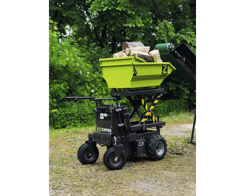 Zipper elektrischer Minidumper mit Scherenlift-Funktion, beladen mit Brennholz, im Außenbereich neben einem Förderband.