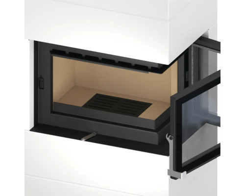Kamineinsatz mit geöffneter Glastür, Blick in den Brennraum mit Gussrost und hitzebeständiger Auskleidung.