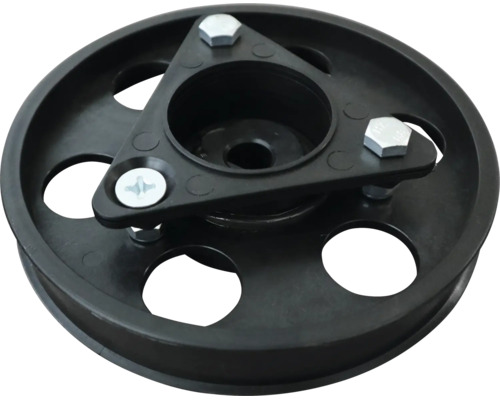 Schwarze Keilriemenscheibe aus Kunststoff mit dreieckiger Befestigungsplatte und drei Metallschrauben.