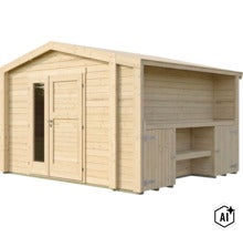 Gartenhaus aus naturbelassenem Holz mit Doppeltür, Fenster und seitlichem Anbau mit Ablageflächen und Schrankelementen. (Image AI modified or generated)