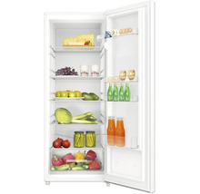 Offener weißer Kühlschrank gefüllt mit verschiedenen Lebensmitteln wie Obst, Gemüse, Käse, Getränken und Eiern.