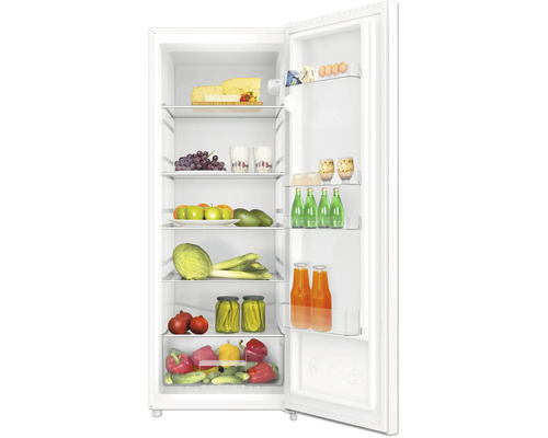 Offener weißer Kühlschrank gefüllt mit verschiedenen Lebensmitteln wie Obst, Gemüse, Käse, Getränken und Eiern.