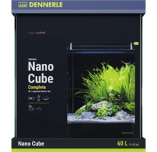 Dennerle Nano Cube Complete 60 Liter Aquarium Starter-Set Verpackung mit Abbildung eines eingerichteten Aquariums mit Pflanzen und Steinen.