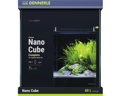 Dennerle Nano Cube Complete 60 Liter Aquarium Starter-Set Verpackung mit Abbildung eines eingerichteten Aquariums mit Pflanzen und Steinen.
