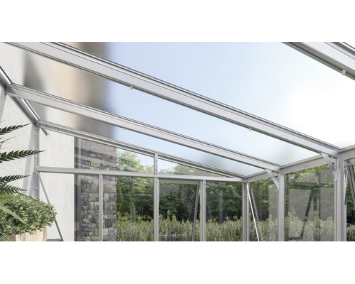 Terrassenüberdachung mit Aluminiumprofilen und transparenten Polycarbonatplatten an einer Hauswand montiert.