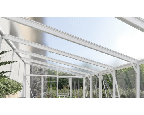 Weiße Terrassenüberdachung aus Aluminium mit lichtdurchlässigen Hohlkammerplatten und Seitenelementen aus Glas vor einer Natursteinwand.