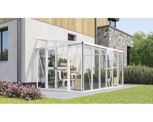 Anlehn-Gewächshaus aus Aluminium und Glas an einer Hauswand, mit Schiebetür und Dachfenster auf einer Terrasse mit Gartenpflanzen.
