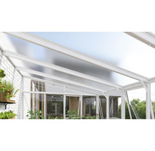 Helle Terrassenüberdachung mit Aluminiumrahmen und lichtdurchlässigen Polycarbonatplatten an einer Hauswand.