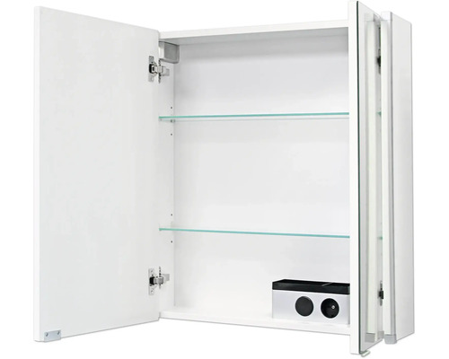 Geöffneter Spiegelschrank mit zwei Glaseinlegeböden und integrierter Steckdose im Innenraum.