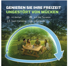 Vier Personen sitzen im Freien an einem Tisch, geschützt vor Mücken durch eine symbolische Kuppel.