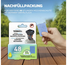 Thermacell Backpacker Nachfüllpackung für 48 Stunden Mückenschutz, Hand hält Wirkstoffplättchen über Verpackung im Garten.