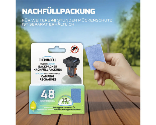 Thermacell Backpacker Nachfüllpackung für 48 Stunden Mückenschutz, Hand hält Wirkstoffplättchen über Verpackung im Garten.