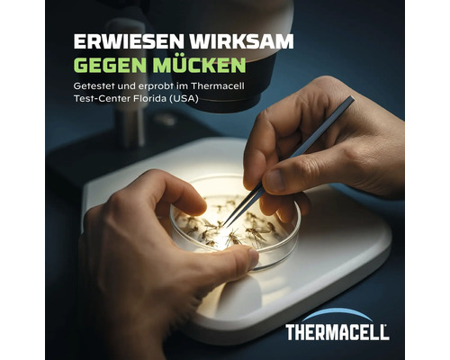 Hände untersuchen Mücken in einer Petrischale mit einer Pinzette unter einem Mikroskop, Thermacell Logo, Hinweis auf Wirksamkeit gegen Mücken.